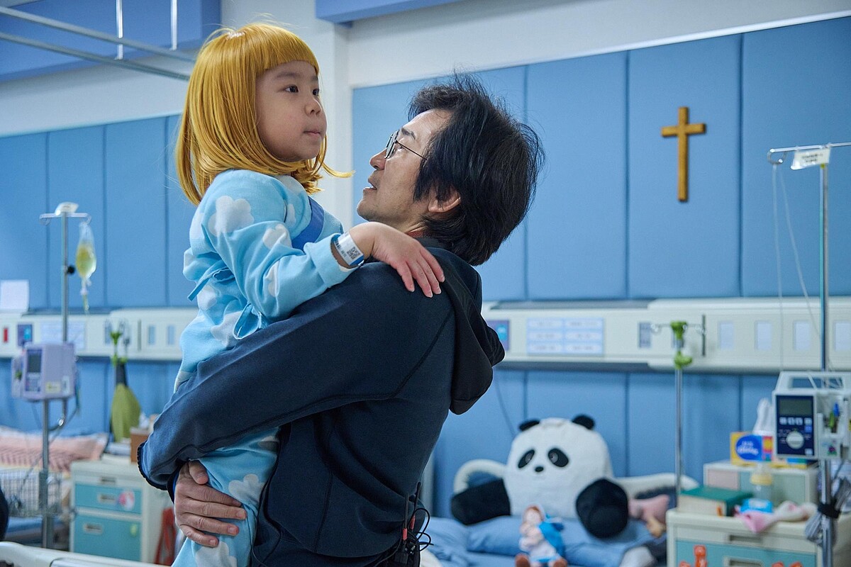 魏德聖（右）表示拍攝《BIG》之後更了解如何與孩子相處，用已學會抱起孩子用說故事的方式了解他們的情況、安撫他們，左為演員滕韋煦。