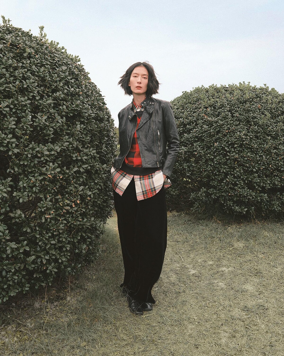 水牛格紋衛衣、格紋襯衫、天鵝絨長褲，All by Lauren Ralph Lauren。