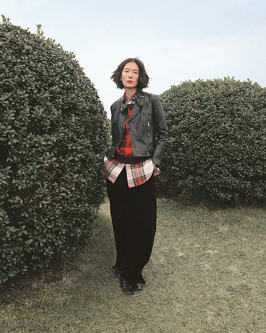 水牛格紋衛衣、格紋襯衫、天鵝絨長褲，All by Lauren Ralph Lauren。