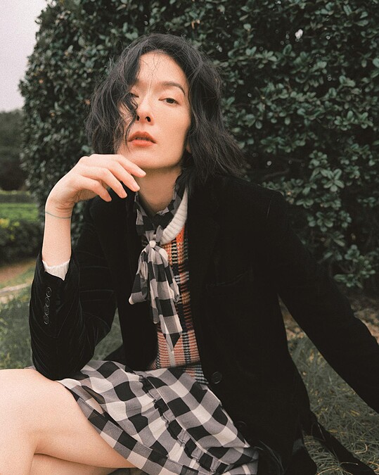 天鵝絨西裝外套、格紋針織上衣、水牛格紋洋裝，All by Lauren Ralph Lauren。