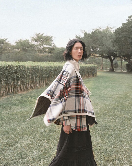 格紋斗篷、格紋襯衫、背心長裙，All by Lauren Ralph Lauren。