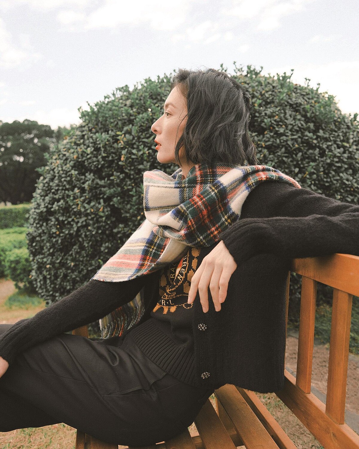 圖騰針織上衣、針織開襟短版外套、黑長褲、格紋羊毛圍巾，All by Lauren Ralph Lauren。