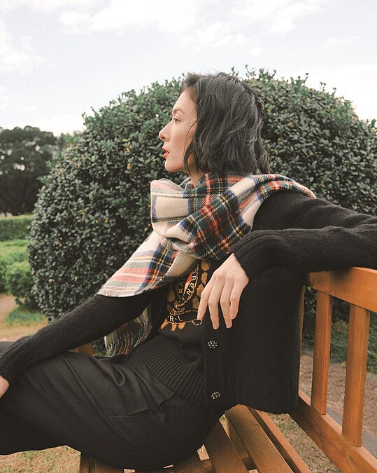 圖騰針織上衣、針織開襟短版外套、黑長褲、格紋羊毛圍巾，All by Lauren Ralph Lauren。