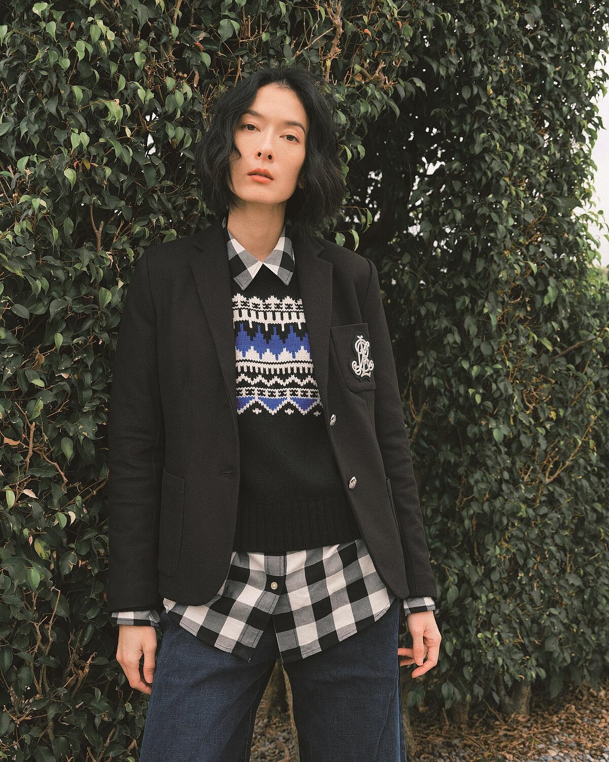 圖騰針織衣、水牛格紋襯衫、棉織徽章裝飾西裝外套、直筒丹寧褲，All by Lauren Ralph Lauren。