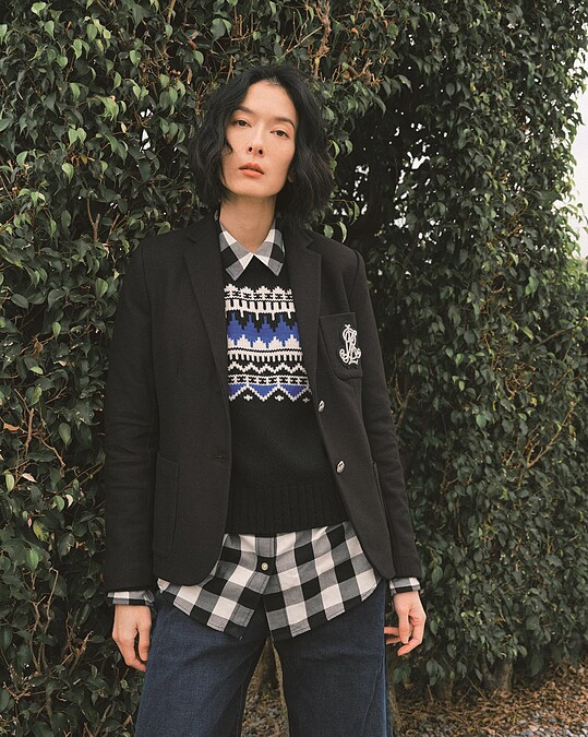 圖騰針織衣、水牛格紋襯衫、棉織徽章裝飾西裝外套、直筒丹寧褲，All by Lauren Ralph Lauren。