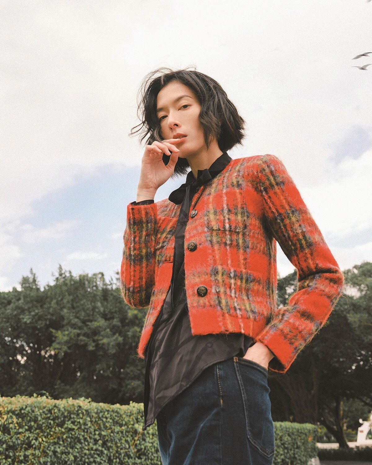 馬海毛格紋短版外套、絲綢領結式襯衫、丹寧長褲，All by Lauren Ralph Lauren。