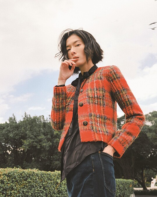 馬海毛格紋短版外套、絲綢領結式襯衫、丹寧長褲，All by Lauren Ralph Lauren。