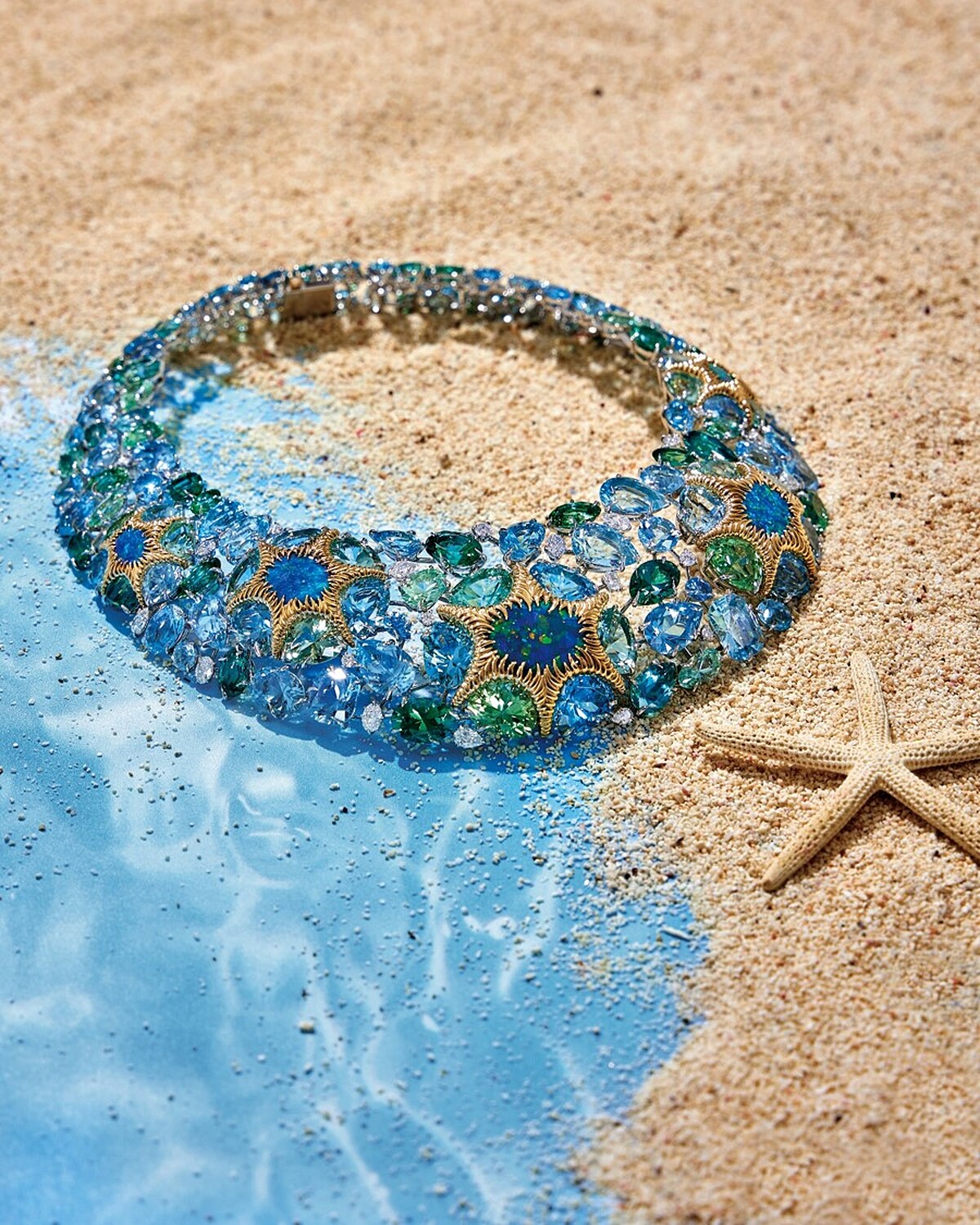 Tiffany & Co. 2023 Blue Book高級珠寶系列幻海秘境Out of the Blue鉑金與18K金鑲嵌總重逾42克拉黑色蛋白石、海水藍寶、綠柱石、碧璽與鑽石項鍊，Tiffany & Co.