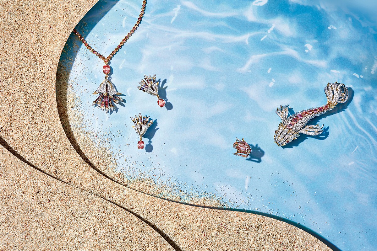 （由左至右）Tiffany & Co. 2023 Blue Book高級珠寶系列幻海秘境Out of the Blue鉑金與18K金鑲嵌主石逾8克拉未經優化處理斯里蘭卡帕帕拉夏藍寶石、Umba藍寶石及鑽石鍊墜；鉑金與18K金鑲嵌主石逾9克拉未經優化處理橙色藍寶石、Umba藍寶石及鑽石耳環；鉑金與18K金鑲嵌主石逾6克拉未經優化處理帕帕拉夏藍寶石與鑽石戒指；鉑金與18K金鑲嵌帕帕拉夏藍寶石、紅碧璽與鑽石胸針，all by Tiffany & Co.。