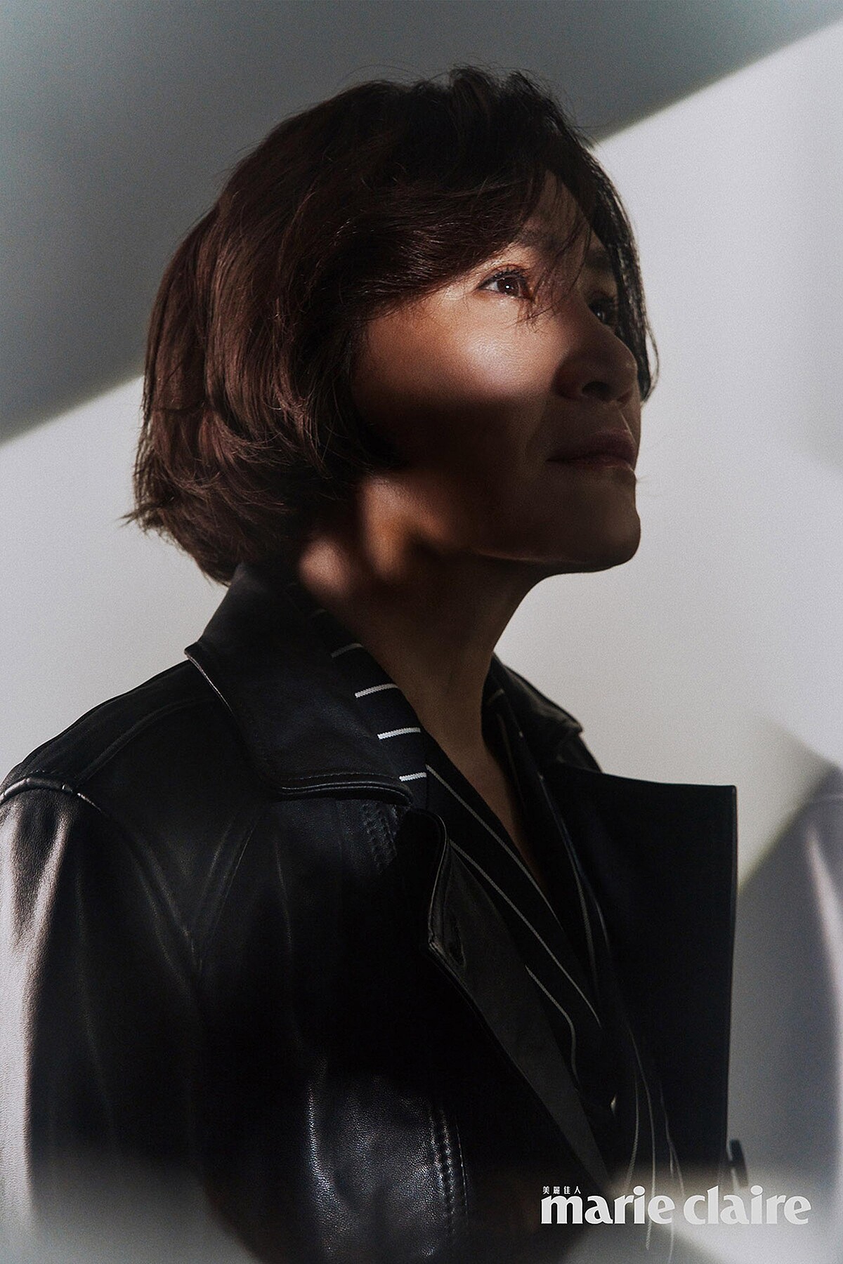 Okena羊皮大衣，Allsaints；條紋西裝外套、條紋長褲、T Timeless黑色皮革涼鞋，all by Tod&rsquo;s；金釦皮帶，Shiatzy Chen。