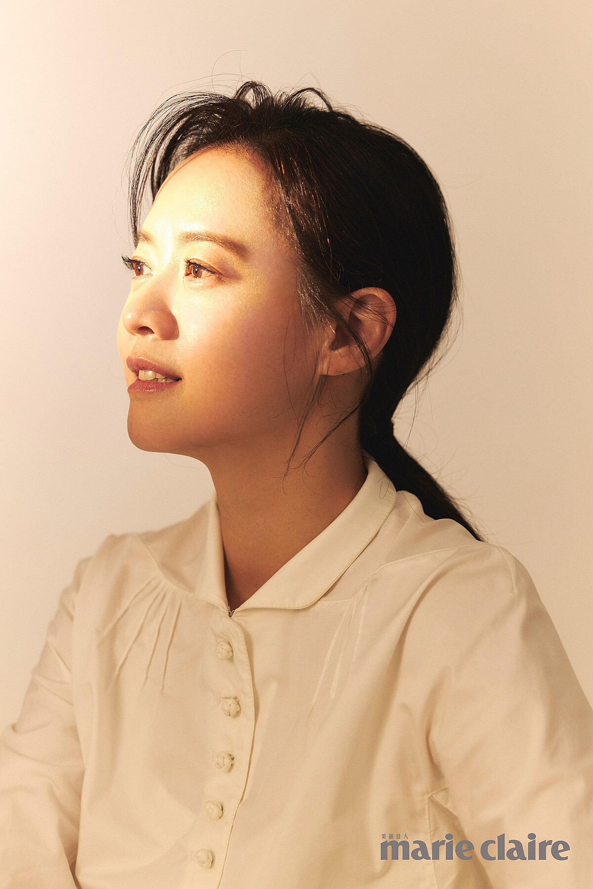 中式立領釦飾白襯衫，Shiatzy Chen；格紋西裝褲，MSGM；深棕色繫踝高跟鞋，Tod&rsquo;s。