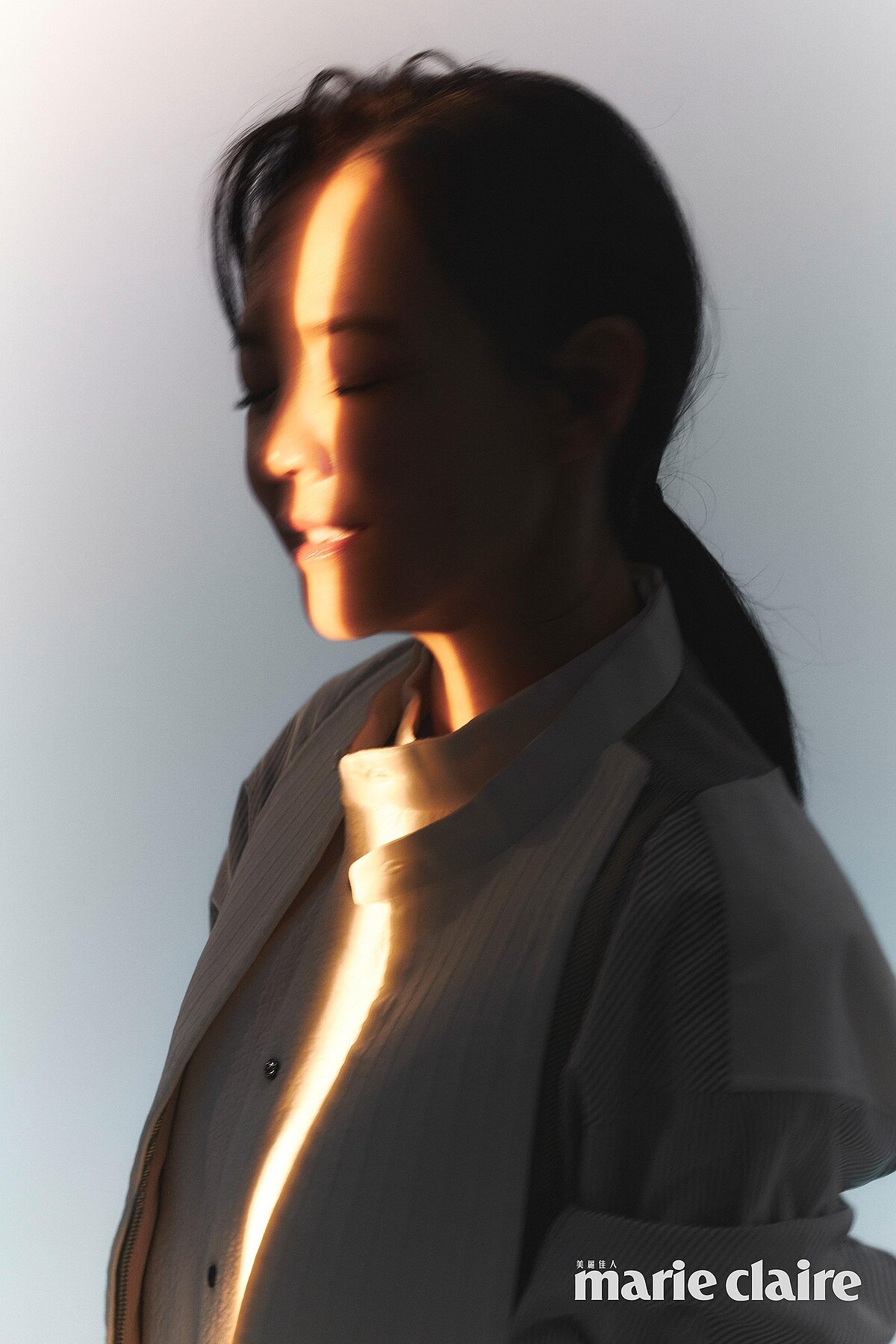 層次衣領襯衫連身裙，Louis Vuitton；Viv&rsquo; Go-Thick白色樂福鞋，Roger Vivier。