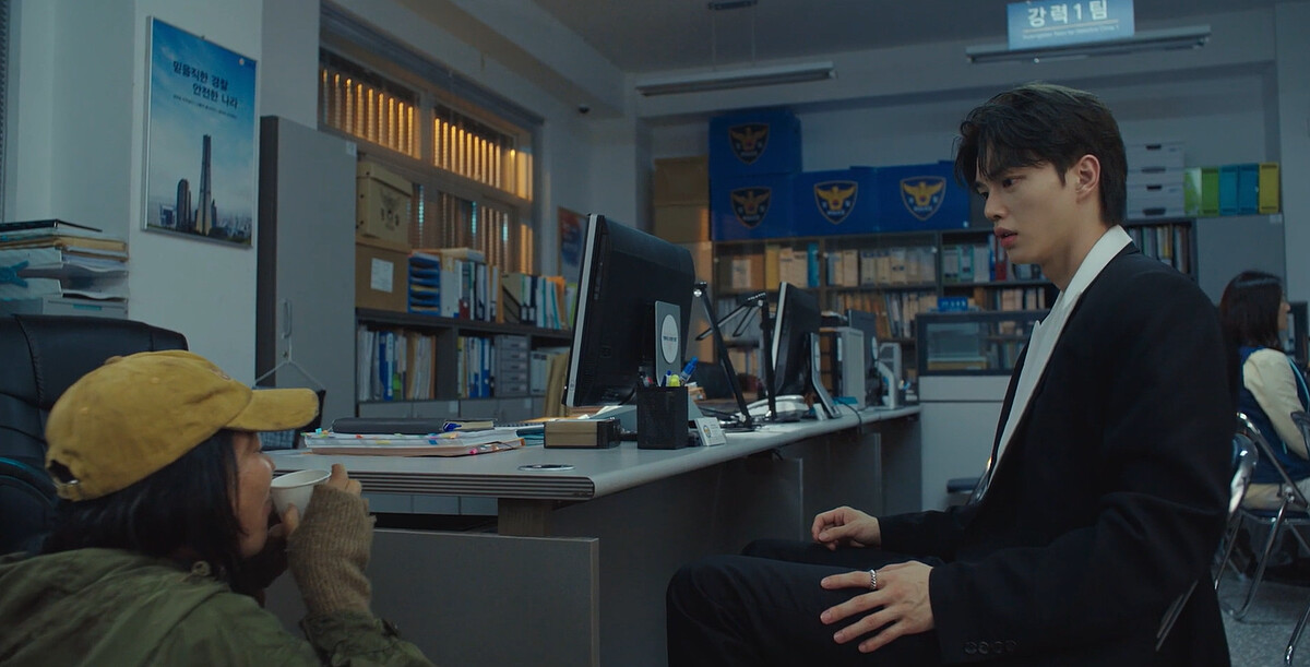 盧宿女(左)偷喝九元(右)的咖啡，瘋癲說&rdquo;輪盤終於轉動了！&rdquo;