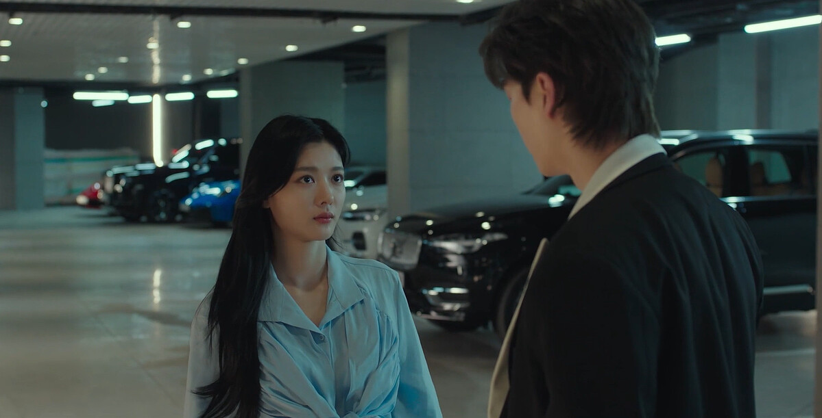 到曦(左)不懂九元總是口不對心，不當保鑣卻要殿後？