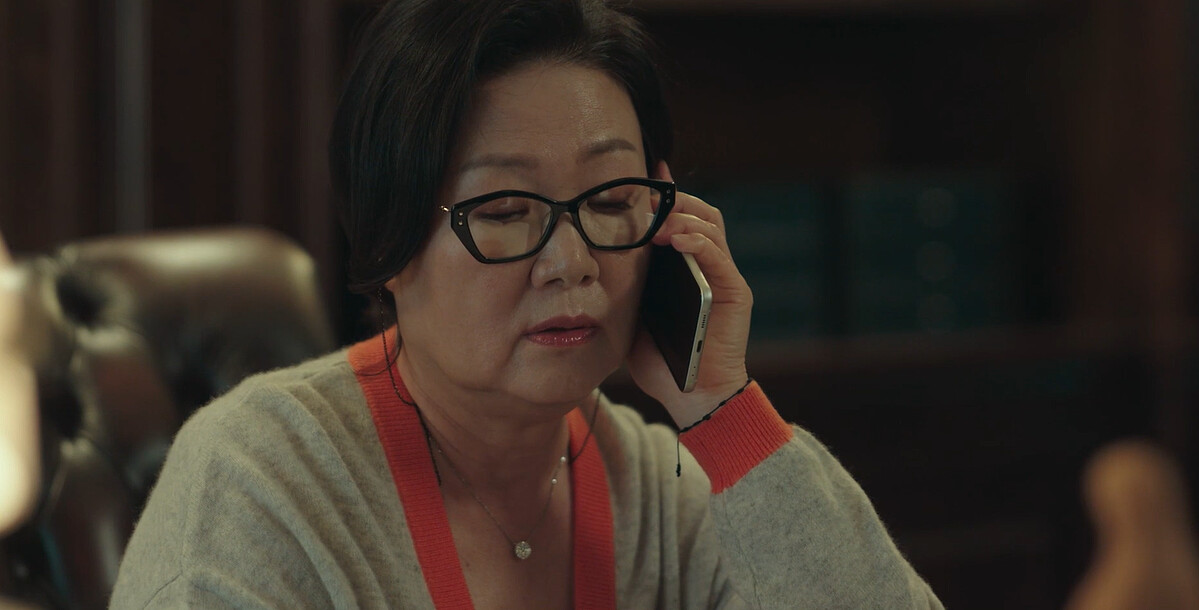 周主接獲財務組長自殺消息後，開始查公司帳務