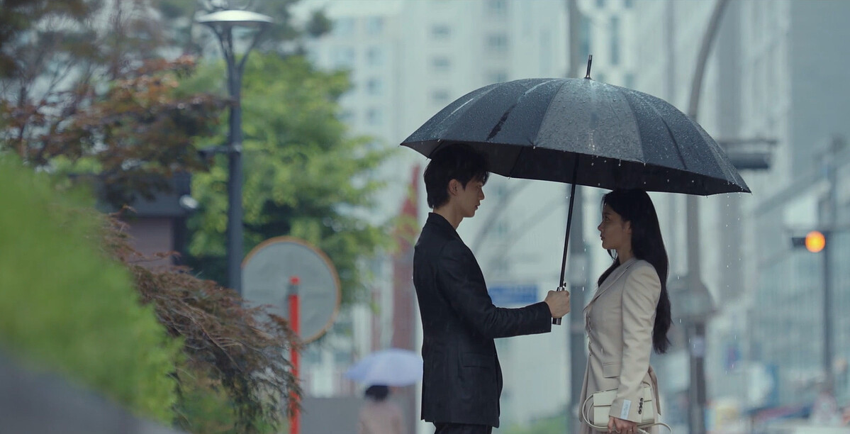 九元(左)的生命危險不亞於到曦(右)，向到曦低頭回去當保鑣