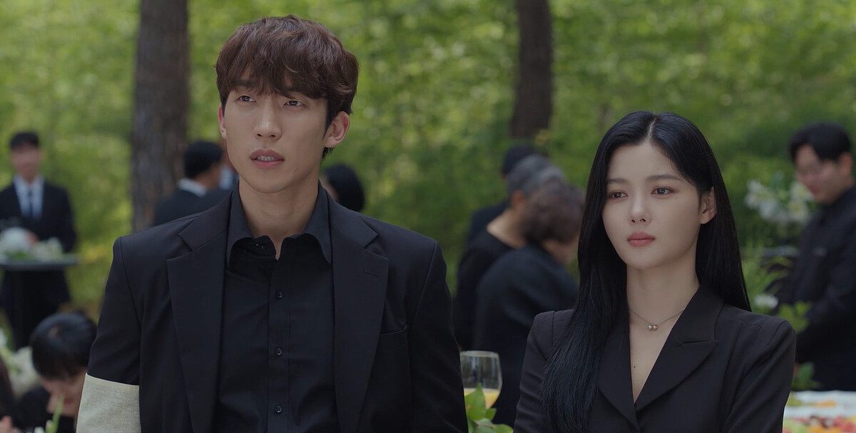 周主走了，剩碩訓(左)關心到曦(右)