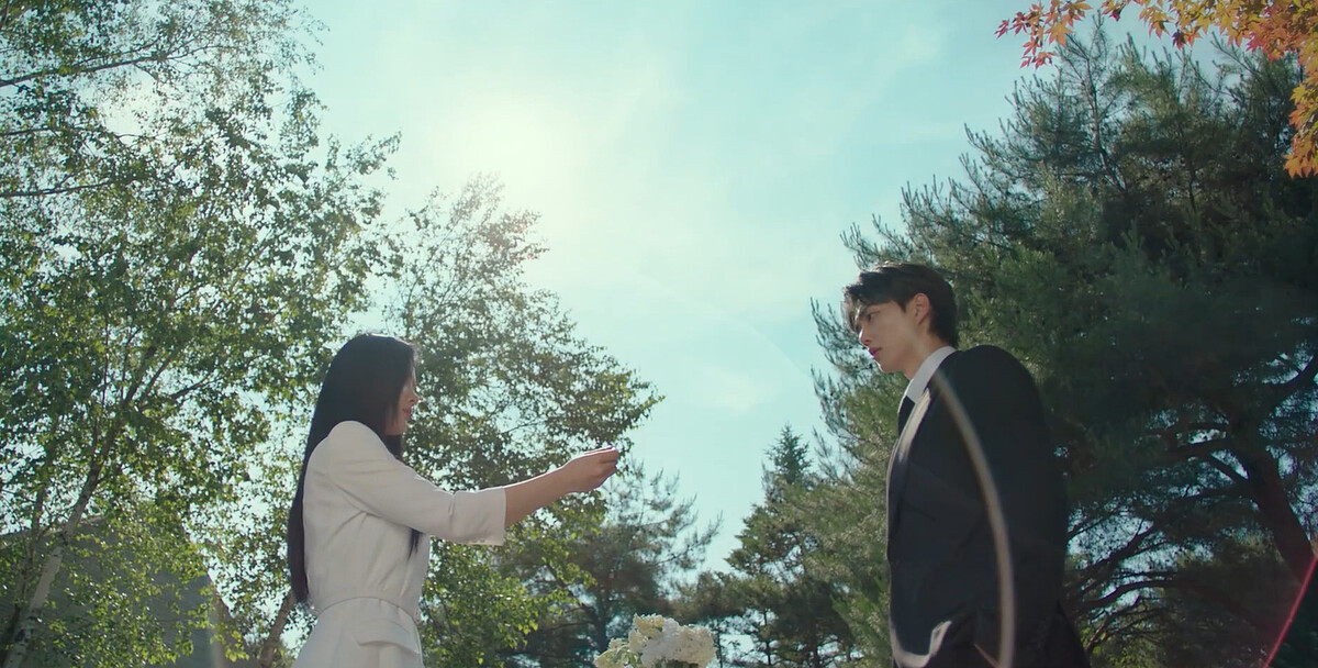 到曦(左)公開向九元(右)求婚，要繼承周主遺願並找真兇