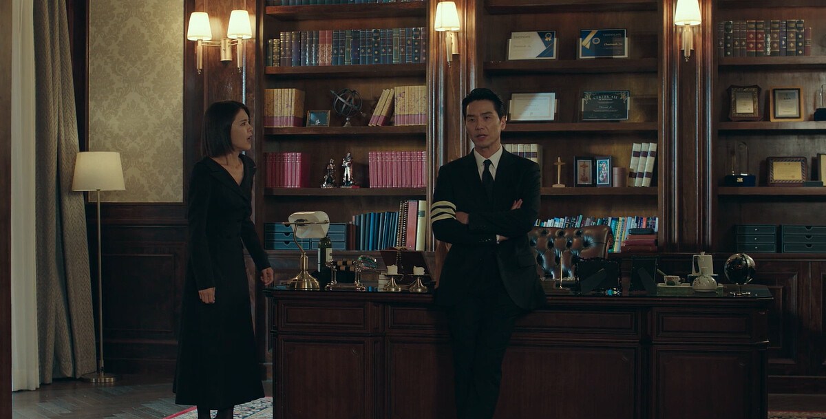 屍骨未寒，秀安(左)就向碩民(右)提議推翻母親的遺囑