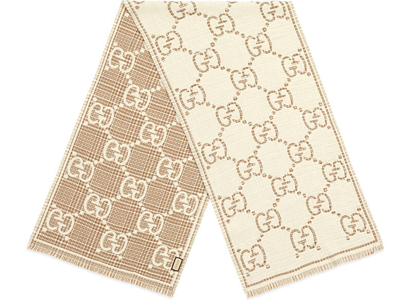 Gucci GG Logo金絲線羊毛圍巾 NT$17,300。