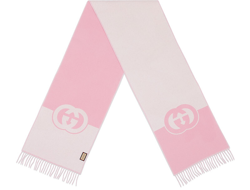 Gucci Interlocking G 草莓粉羊毛雙面圍巾 NT$18,600。