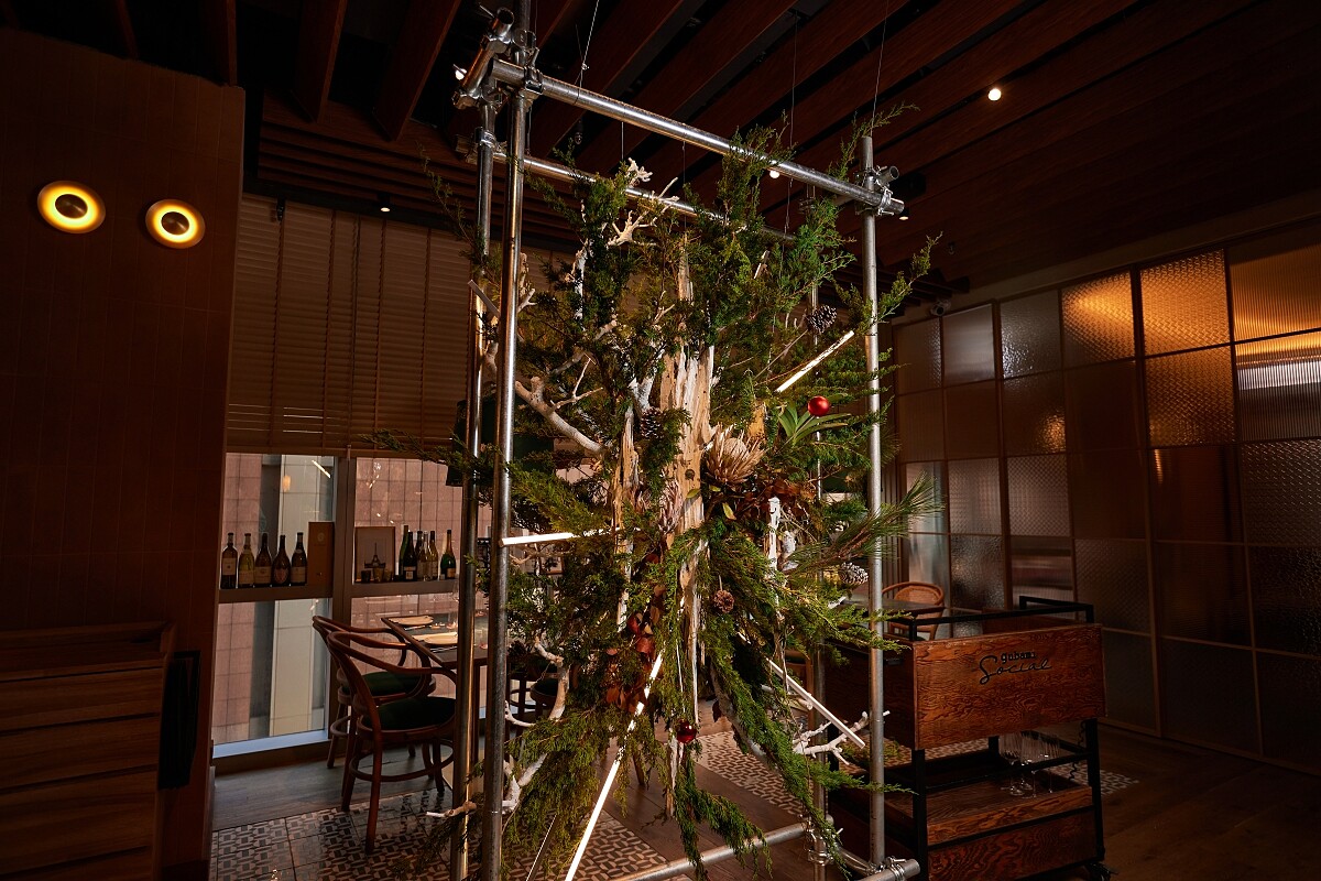 今年與新銳花藝品牌「煙花蕨醒」聯手合作。