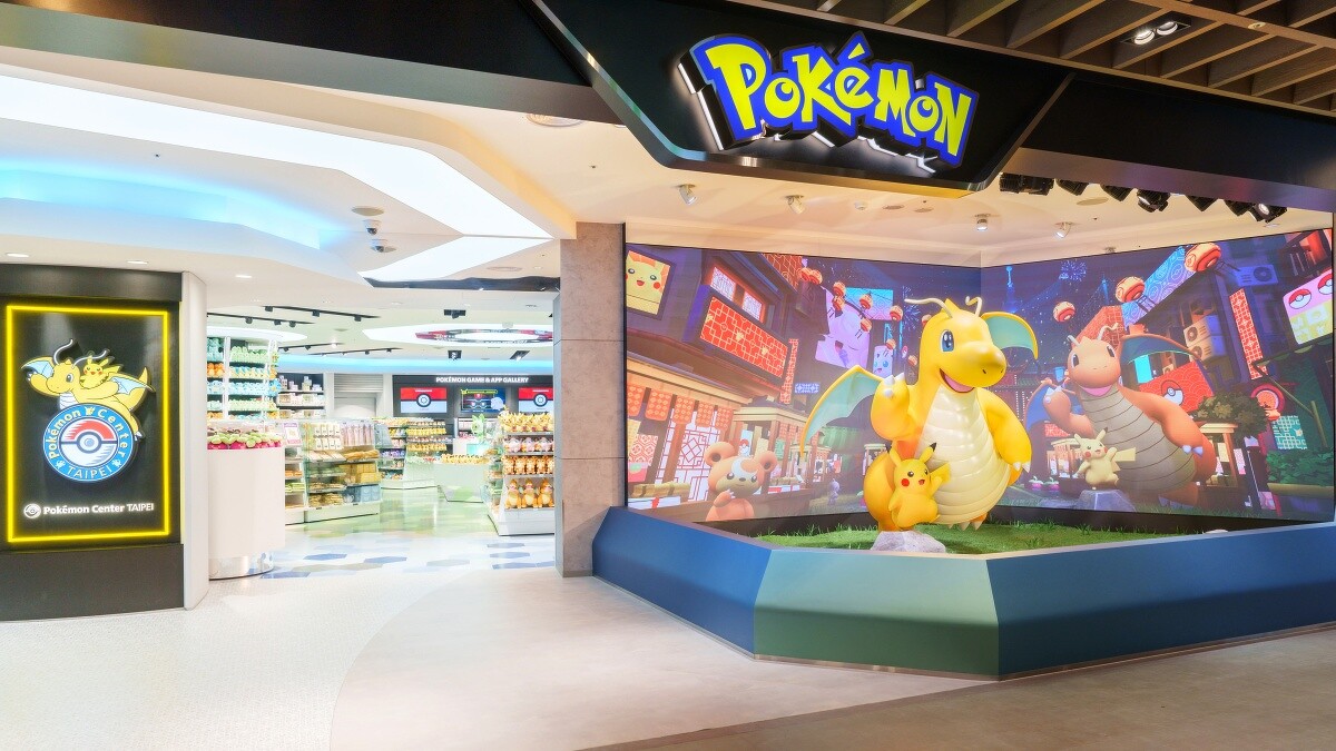 寶可夢中心台北店內照門口有超可愛的快龍跟皮卡丘Say Hi