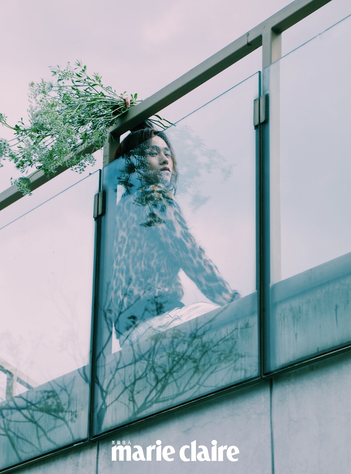 豹紋毛衣、銀色長褲，Both by Rabanne x H&M。