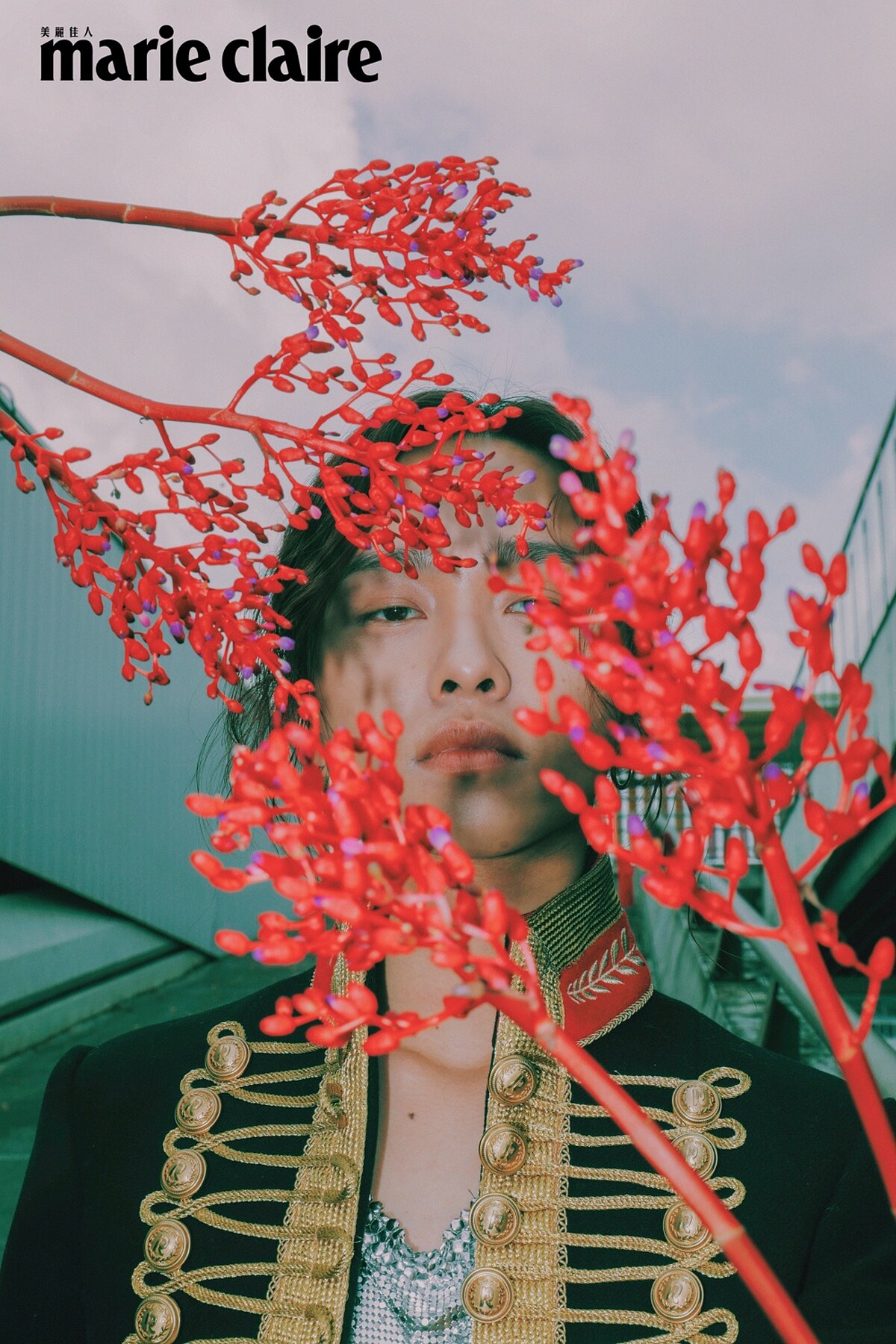 刺繡軍裝外套、銀色金屬背心，Both by Rabanne x H&M。