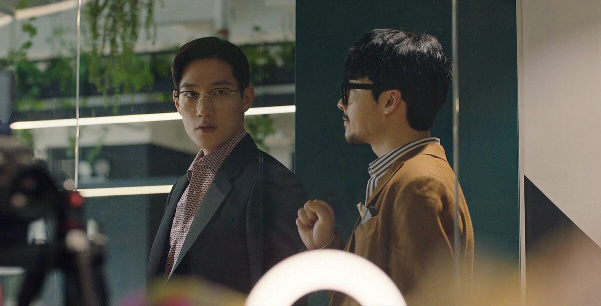 成功人士直播平台CEO守護(左)工作時冷血無情，讓同為老友的副代表(右)招架不住