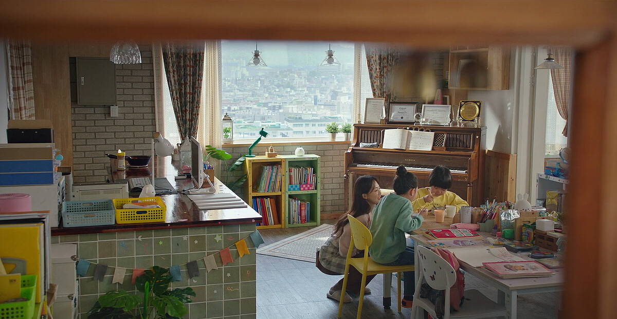 瑞賢很卑微地蹲在兩個孩子身邊，告訴他們繼續上鋼琴課就能吃到辣炒年糕