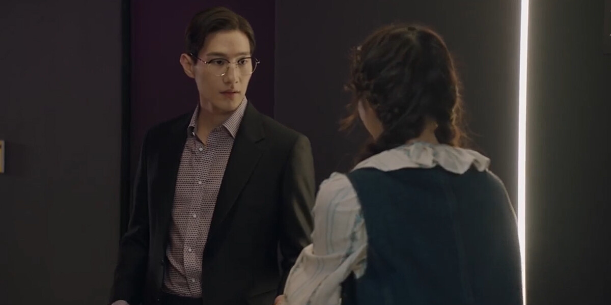 守護(左)被直播主叫住要送禮物給他