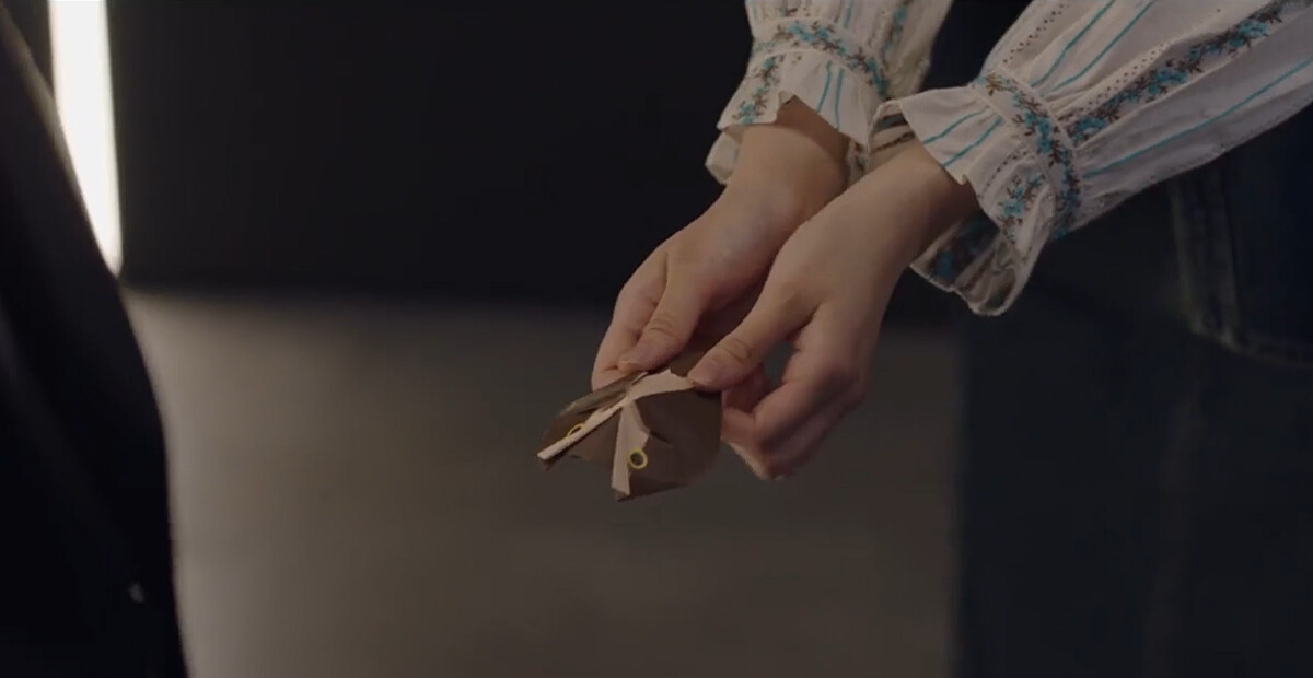 送上的紙雕鴞和守護長得超像