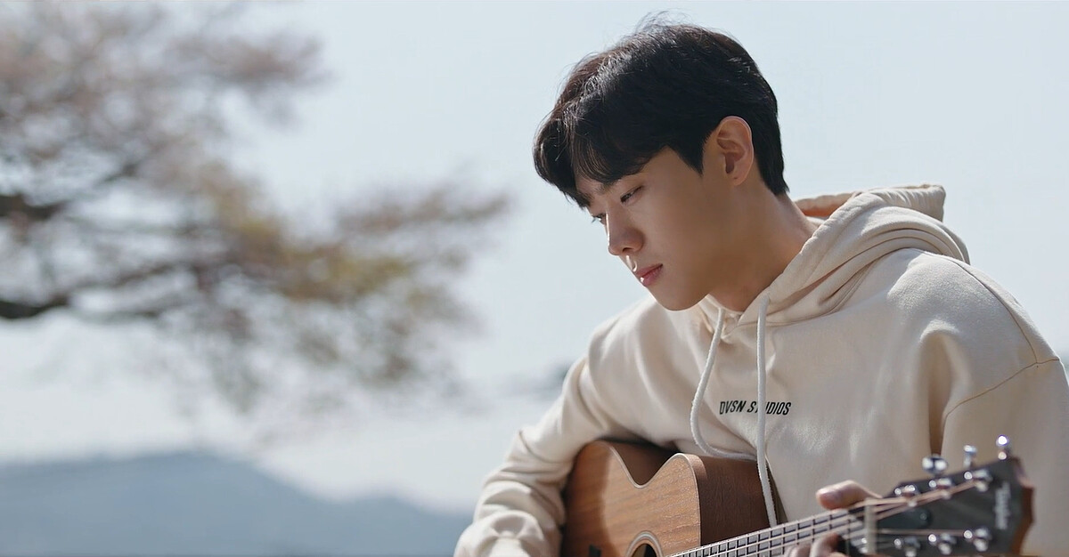 專注音樂的模樣好帥氣，讓守護自覺挖到寶