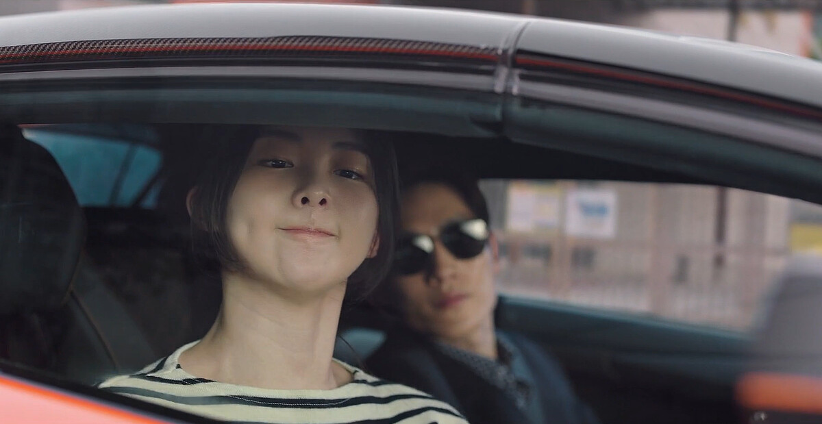 第一次搭跑車，瑞賢(前)不想認輸死都要自己開門