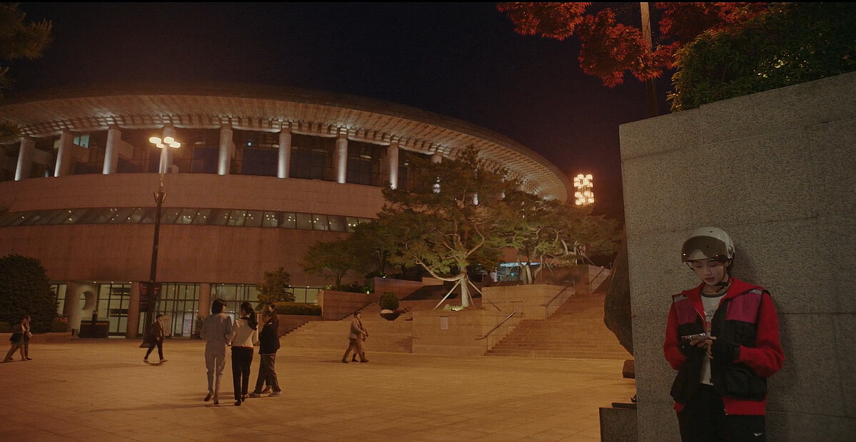 曾是音樂系高材生的瑞賢，送外賣到學院發現是學妹訂單，瑞賢(右)縮在牆角身形顯些自卑