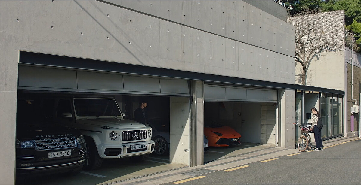 守護的豪車們，對比瑞賢的破腳踏車(右)