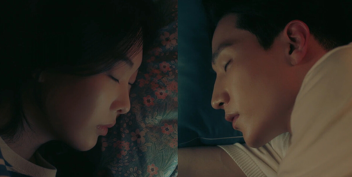 瑞賢(左)和守護(右)各自看著具催眠效果的摺紙直播，安心地睡了