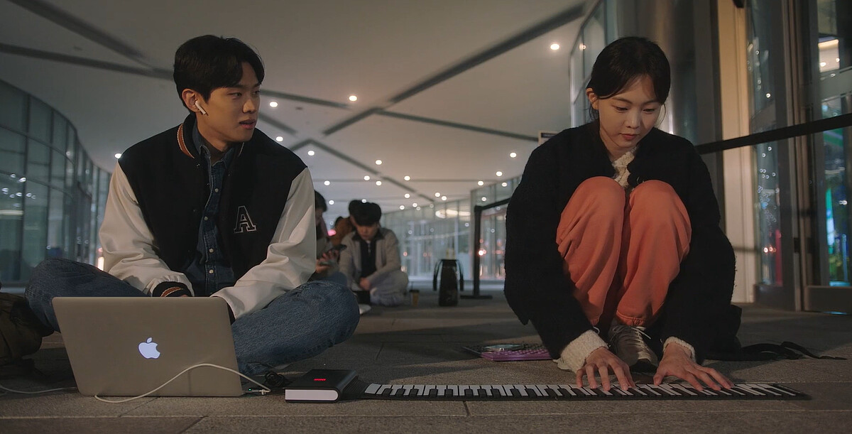 凱(左)和瑞賢(右)在代排打工時，現場玩起音樂，凱被瑞賢吸引了