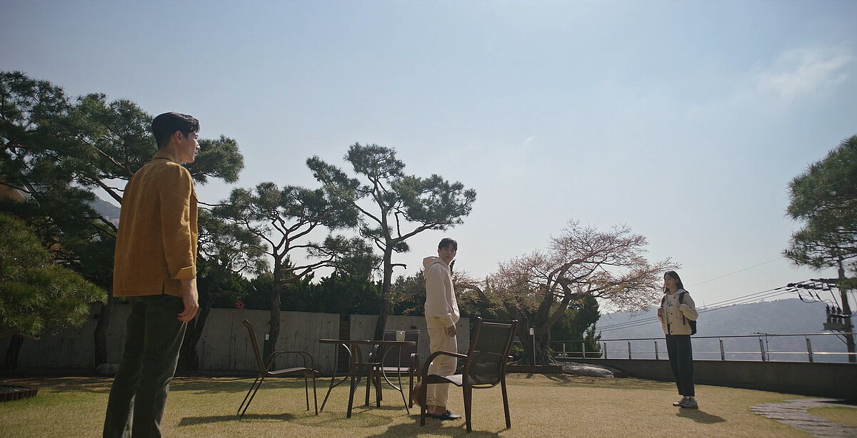 守護(左)、凱(中)和瑞賢(右)，立刻形成微妙的三角關係