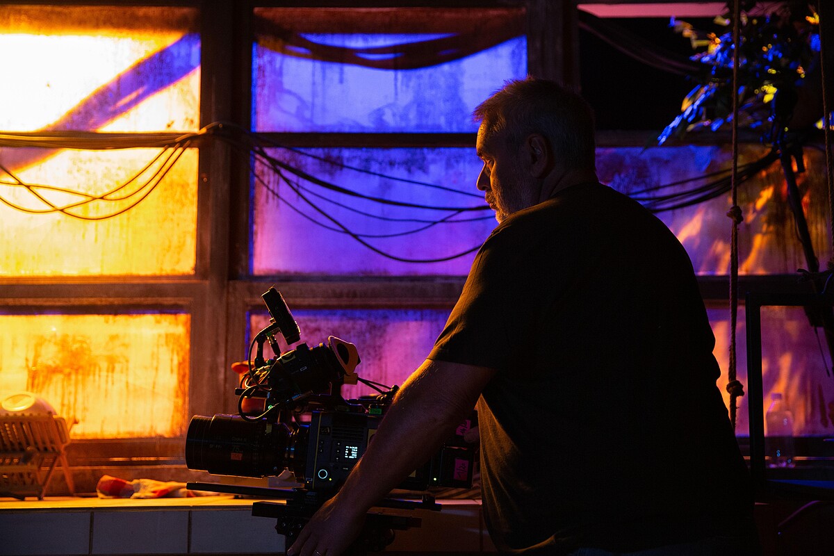 《露西》導演盧貝松再次端出話題電影《人犬》