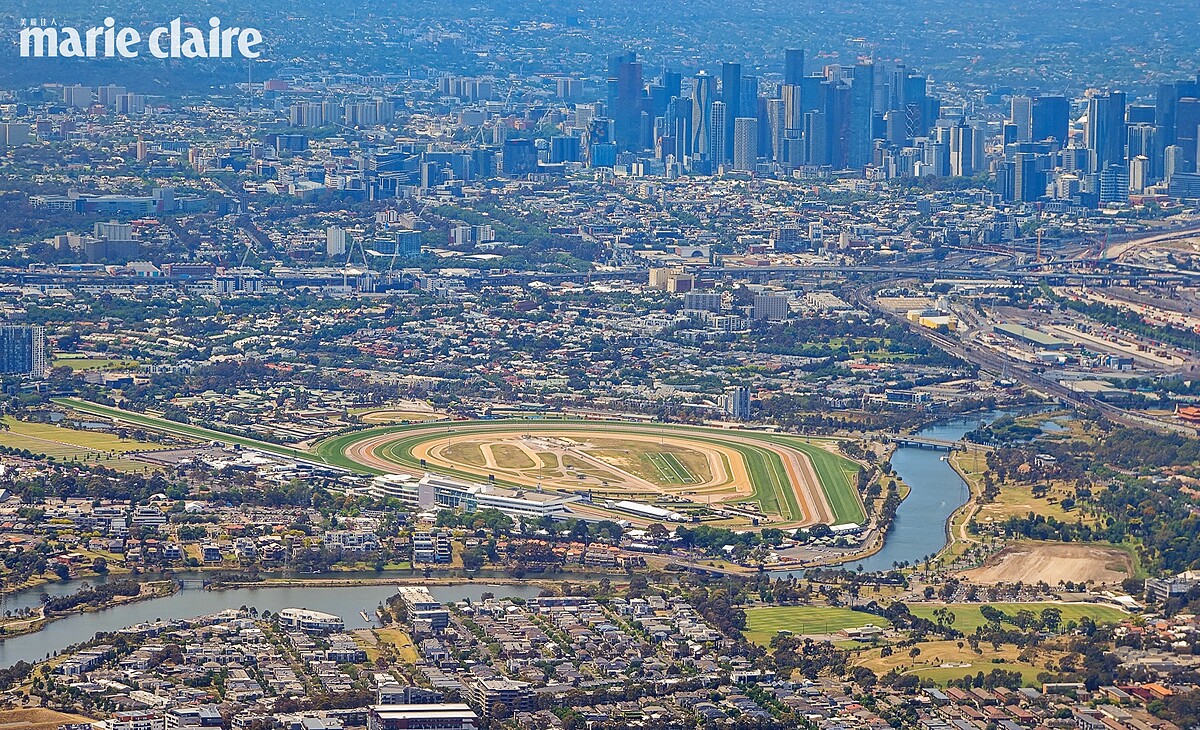 從飛機上俯瞰Melbourne Cup Day活動舉辦地弗萊明頓賽馬場的全貌。