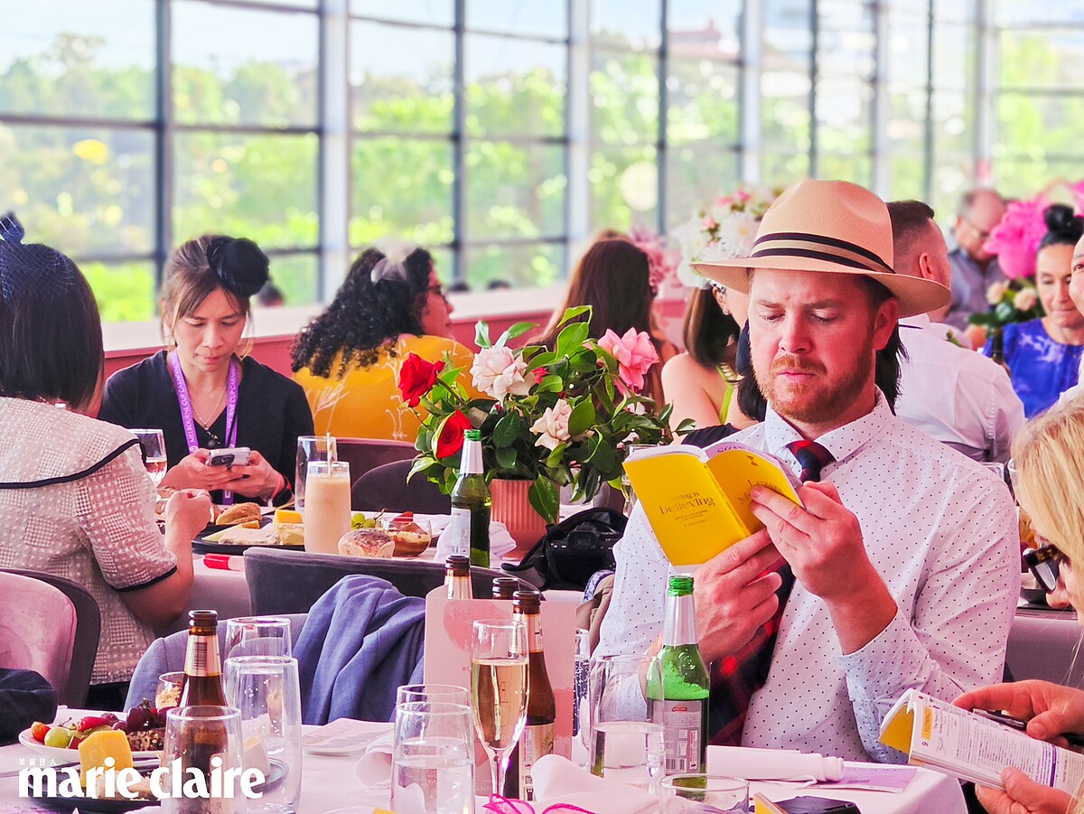 The Rose Room玫瑰廳，可在邊用餐之餘，藉由賽馬分析小手冊下注來贏得彩金。