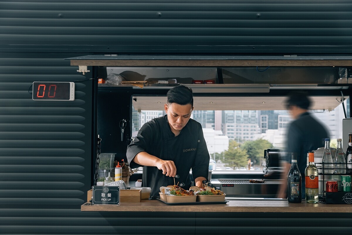 主廚陳星同負責 DOMANI Restaurant、D+ by DOMANI、Bar Domani與最新的Domani Food Truck等餐飲體系，從食材挑選與餐點規劃設計皆親力親為把關。