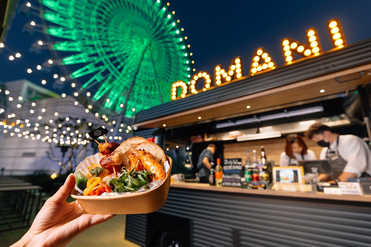 夜晚的「Domani Food Truck」有摩天輪燈光陪伴，好不浪漫！