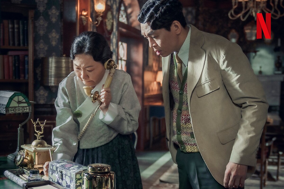 金鈺堂大管家與小跟班─金海淑(左)與朴智煥(右)飾演