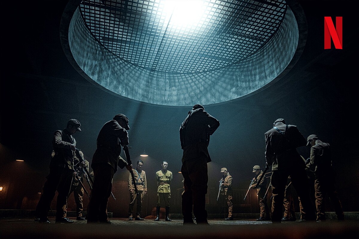 日本軍人槍口全指向地下，到底下面是人？還是怪物？