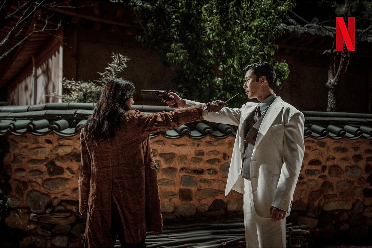 采玉(左)貸主(右)拿槍互指的動作很有《陽光先生》的既視感