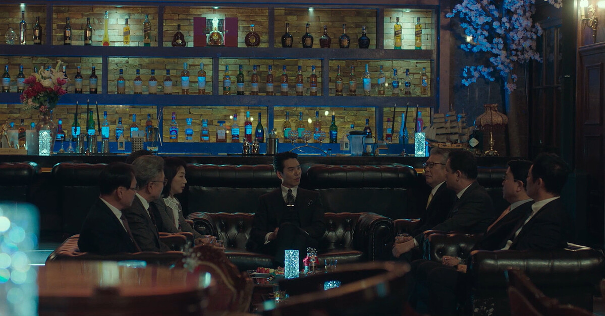 碩民(中)私下召集理事，威脅他們要挺他當會長