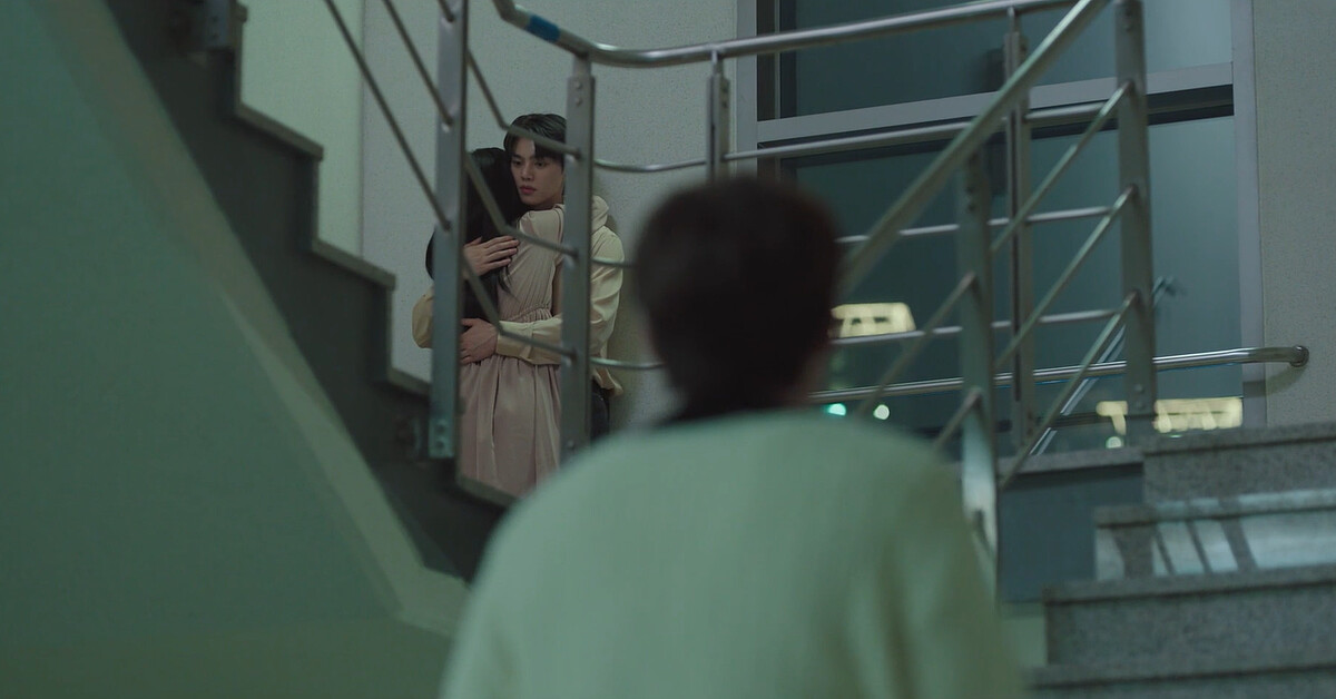 碩訓看到九元抱著到曦，並輕拍安撫她